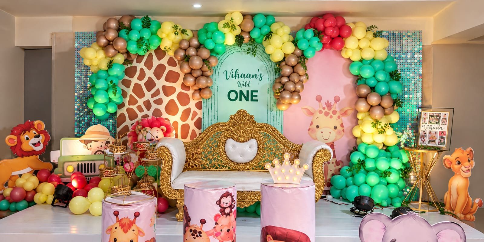 Jungle-themed first birthday decoration with balloons